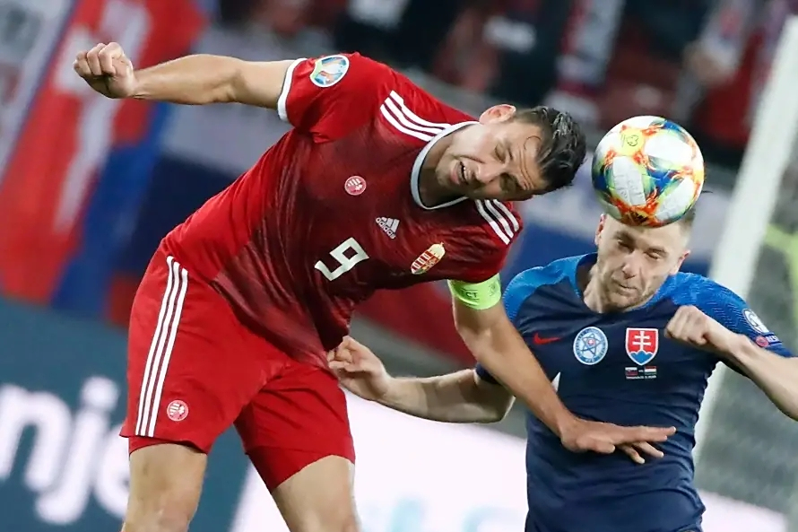 爱游戏手游合集莱万多夫斯基在雄鹿比赛中高光表现，出色防守引发热议！的简单介绍